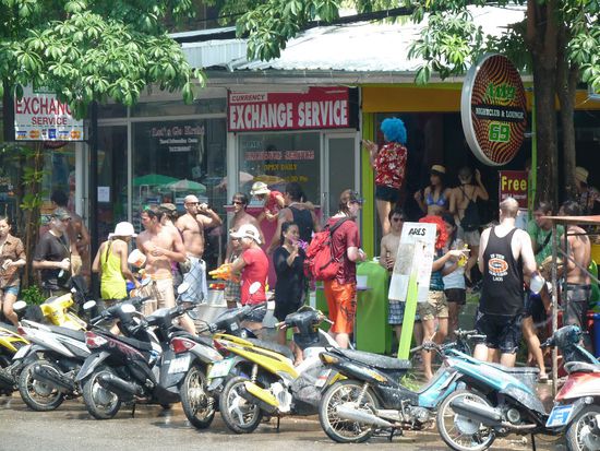 So gegen 11.00 Uhr, etwas spaeter lag einer von den Jungs schon auf der Treppe und lies sich das Fruehstueck noch mal durch den Kopf gehen...