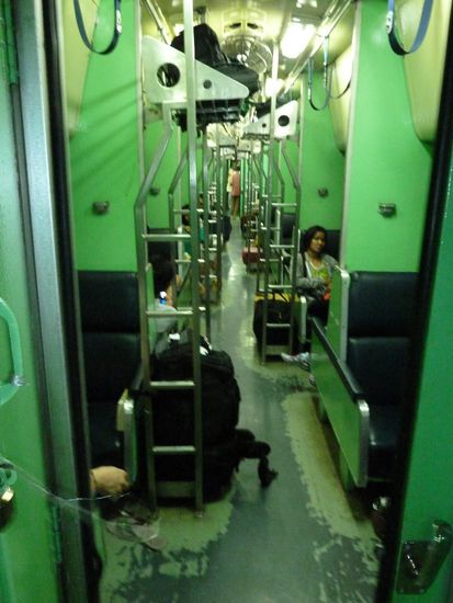 Irgendwie erinnert uns das an einen Gefangenenwagon, oder??? Ach ja, ich (Michi) habe unten geschlafen, dafuer hat sich Jule, die oben einen Auslass der AC hatte, den Popo abgefroren und ist um 03:30 Uhr aufgestanden...