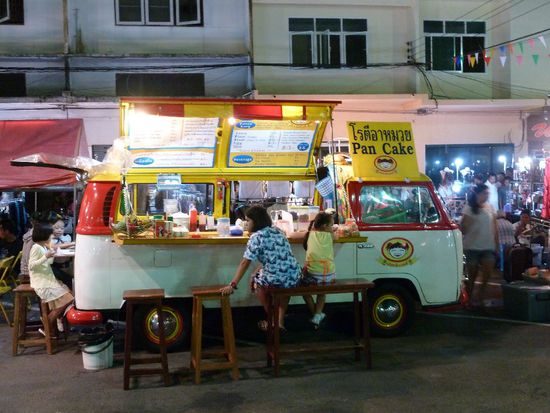 ein zur pan cake Baeckerei umfunktionierter VW Bus auf dem Markt in Krabi....