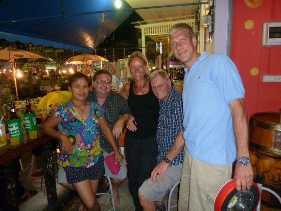 von links: Ju, Andy, Jule, Papa Mikel und der kleene Michi....(ganz links: Bier....)