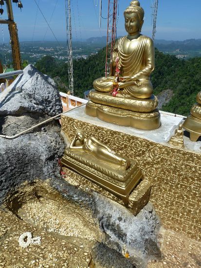 Da isser der Fussabdruck vom Buddah (Andi sagt, da waere irgendein Bauarbeiter reingelatscht. Das fand der so schoen.....usw....