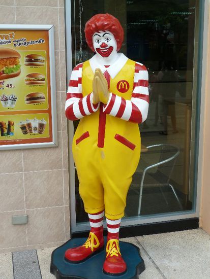 So hat der Michi auch einen wai gemacht, als der Oppa die Schluessel fuer den Bungalow holte....