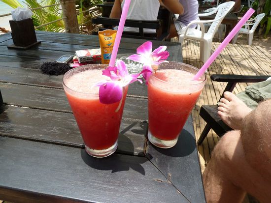 Der erste Melonenshake....koestlich...mit Bluemchen....