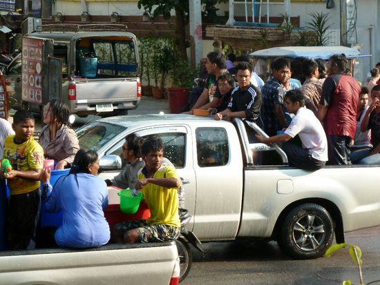 Froehliches Wasser und Puderspritzen am Sonkran