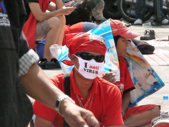 Die roten Demonstarnten hier in bangkok. Ganze Strassenzuege sind besetzte!!!
