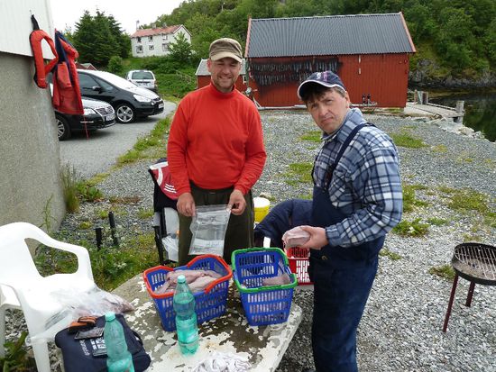 Hardy und Mike beim Einpacken der Filets