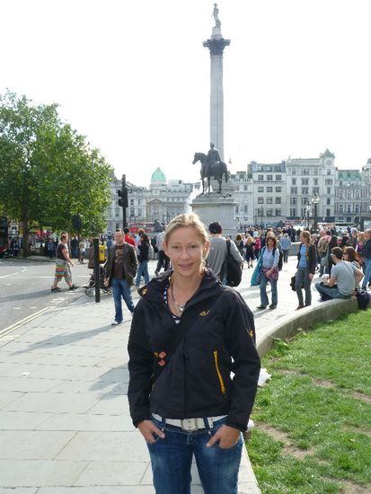 Jule vor der Nelson Siegessäule am Trafalgar Square