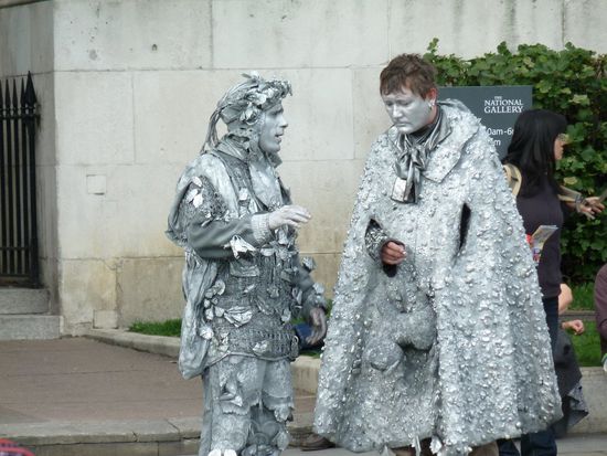 ja, ja, die Künstler: müssen erst  ma eene roochen.....