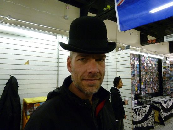 ...ich habe ihm angedroht, alleine weiterzugehen, wenn er das Teil nicht von seinem Kopf nimmt.....