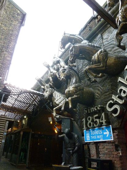 ...da kommen die Pferde aus der Wand...irre, was die da alles haben!!!