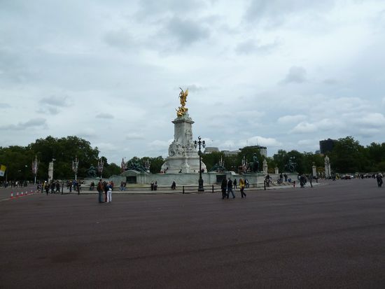 "...vor der Königin ihr Haus..." steht direkt vor dem Buckingham Palace, die Queen war auch zu Hause, hatte aber wahrscheinlich die Hütte schon voll --> wir wurden nicht zum Tee geladen!!!
