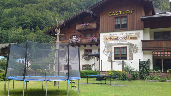 Wer ist mit dem Vekauf dieser Trampolins reich geworden?, wir haben noch keine Alm, keinen Ort entdeckt wo nicht solche Dinger rumstehen!