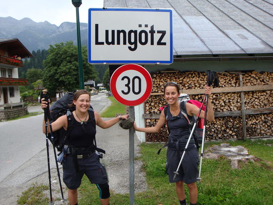 Die allerletzte Ortstafel auf unserem Weitwanderweg, hier schließen wir den Nordalpenwanderweg.