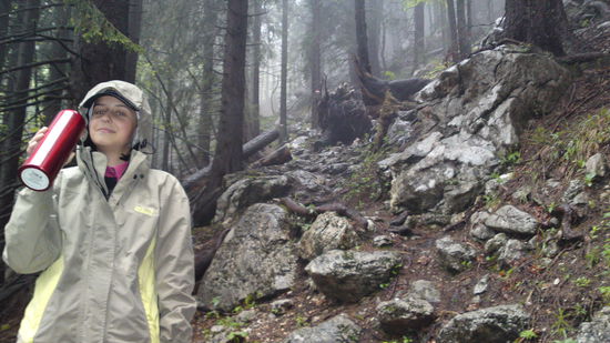 Beim regnerischen Abstieg im Wald