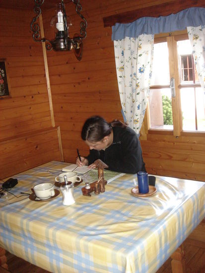 Meine Schwester beim täglichen Tourenbuchschreiben