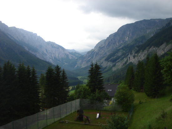 Ausblick von unserem Zimmerfenster in Seewiesen, dieses ganze Tal müssen wir durchqueren, der Gebirgszug rechts: die Aflenzer Staritzen