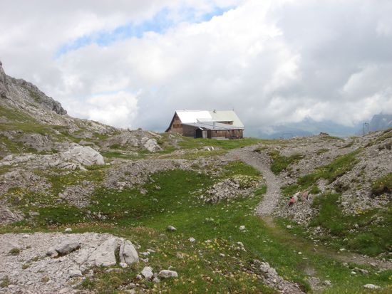Göppinger-Hütte in Sicht, sie liegt über 2200 m