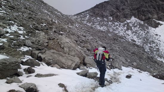 Die letzten Höhenmeter und Schneeballschlacht bevor wir unser Tagesziel erreichen...