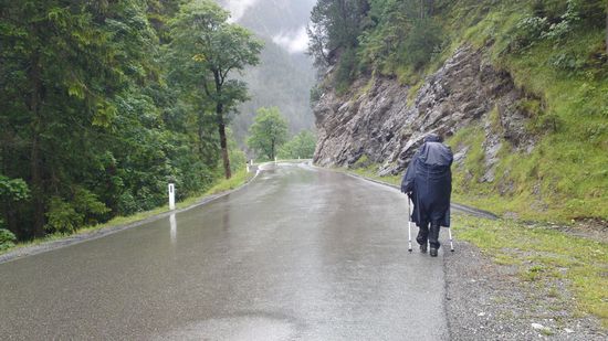 Tiefpunktstimmung am Tag 10, elende Straßenwanderung und tagelang nur Regen, Regen, Regen....