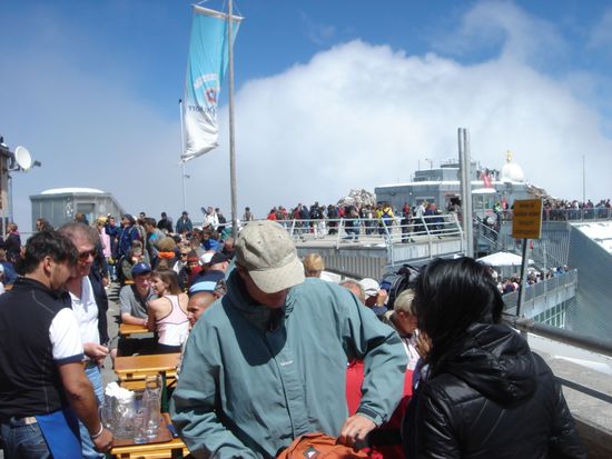 Touristen-Schock am Gipfel der Zugspitze, hier treffen Hardcore-Bergsteiger und Massentourismus aufeinander... wir freuen uns wieder auf die Abgeschiedenheit!!