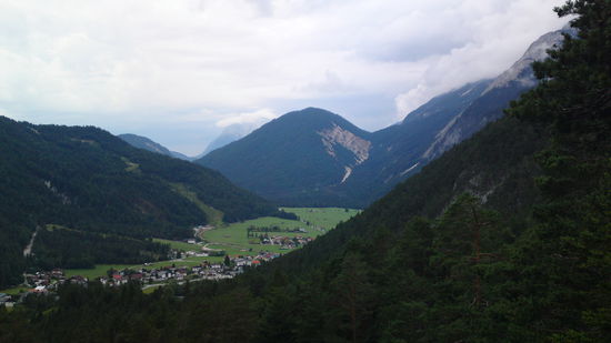 Rückblick auf Scharnitz und den Hohen Sattel (über den sind wir natürlich drüber)