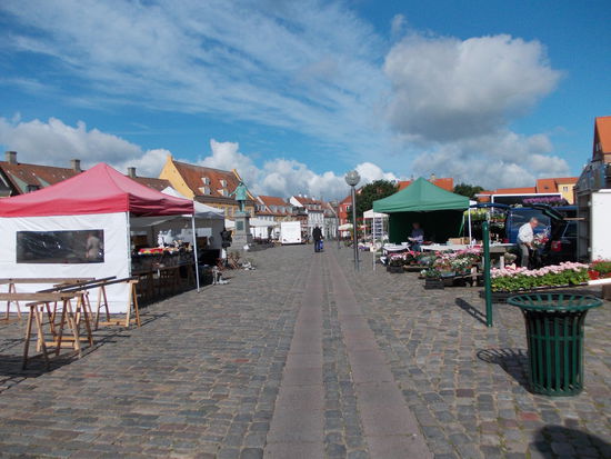 Auf dem Marktplatz in Koge wird der Wochenmarkt aufgebaut