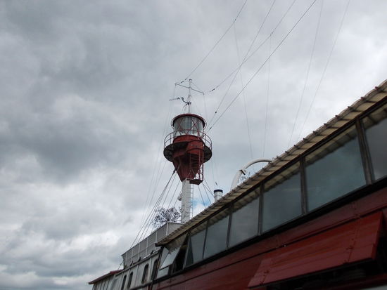 Fireship, einer von mehreren schwimmenden Leuchttürmen
