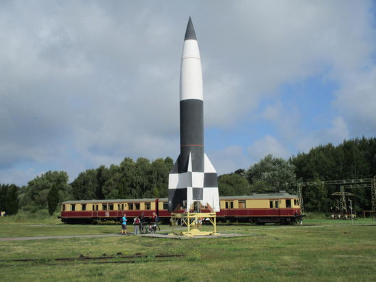 Modell der V2, im Hintergrund Wagon der Werksbahn