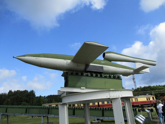 Modell der V1, im Hintergrund Teile des Dampfdruckkatapultes