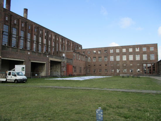 In dem querliegenden Gebäude sind die Ausstellungen untergebracht.