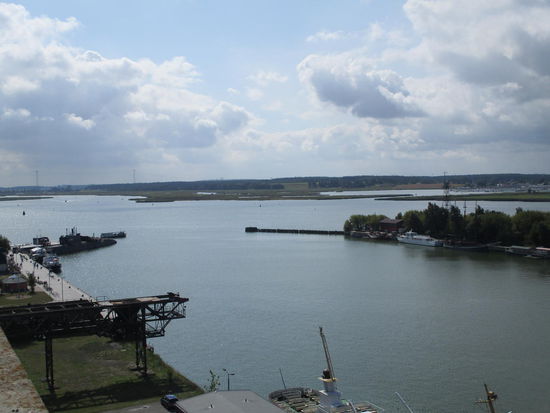 Blick vom Dach auf den Hafen. Links ist U-461 erkennbar.