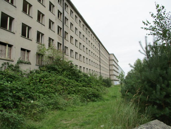 Verfallender Block in Prora, im Hintergrund die Jugendherberge