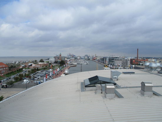 Blick von der Dachterrasse des Klimahauses auf den Hafen