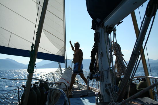 Der Skipper inspiziert die Genua