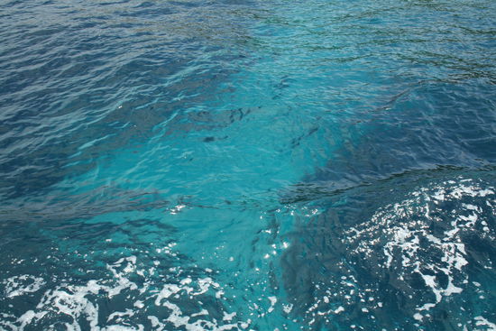 Blick bis auf den Grund, glasklares Wasser