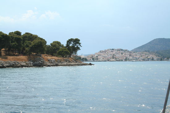 Blick auf die Halbinsel (links) und Ermioni