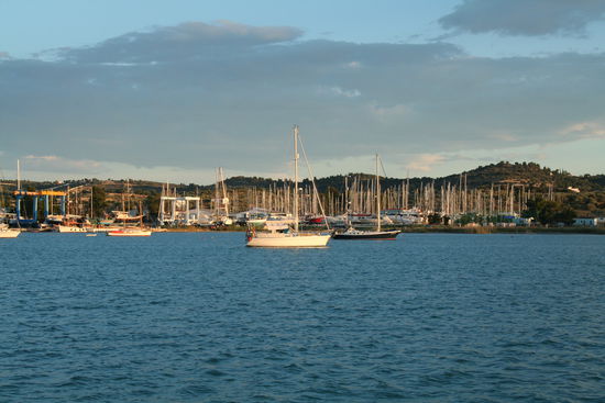 Teil des Mooringfeldes von Kilada, im Hintergrund die Werft
