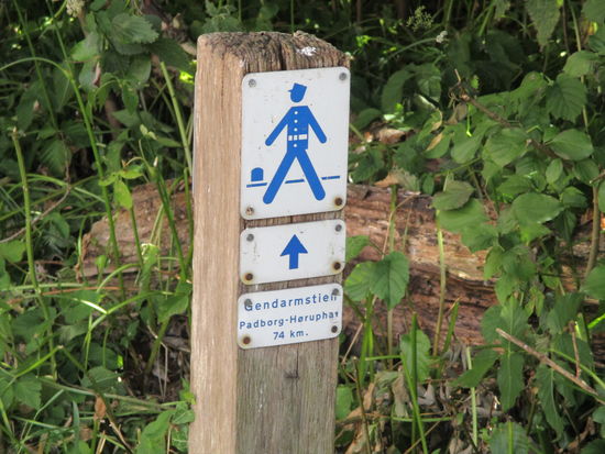 Erster Wegweiser nahe des Bahnhofs in Padborg