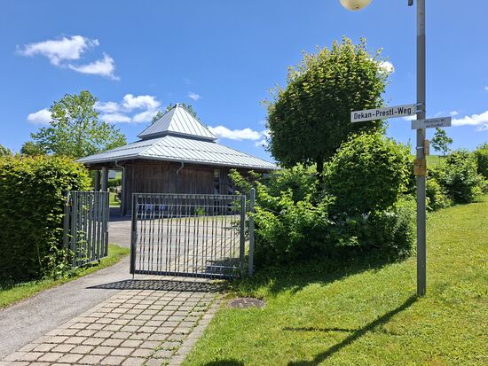 Ein Friedhof ist praktisch. Dort gab es Wasser und eine Toilette
