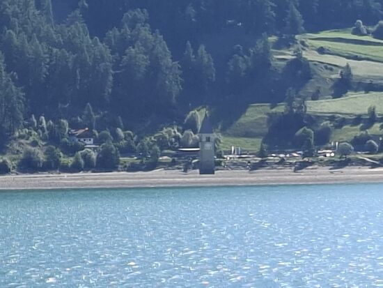 Der Kirchturm steht im Trockenen