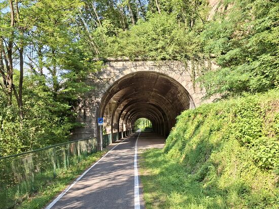 Hier sieht man dass es einmal eine Bahntrasse war