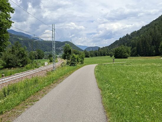 Die Entscheidung: Links mit der Bahn weiterfahren oder rechts mit dem Fahrrad? Es ist das Fahrrad geworden.