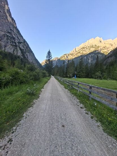 Der parallele Radweg abseits der Straße