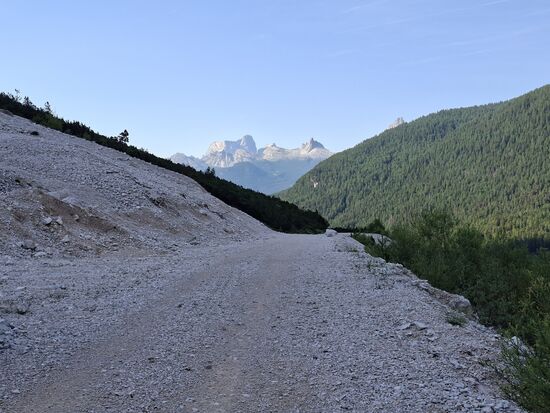 Schotterweg durch die Dolomiten