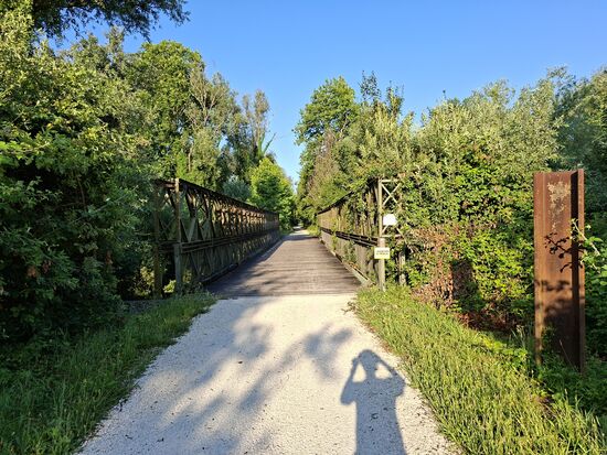 Hier geht es über eine alte Bahnbrücke