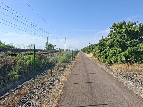 Es geht auf der alten Bahntrasse neben der Neubaustrecke