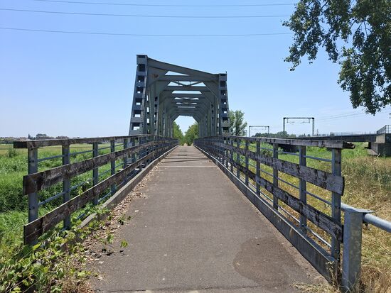 Hier geht es über eine alte Eisenbahnbrücke