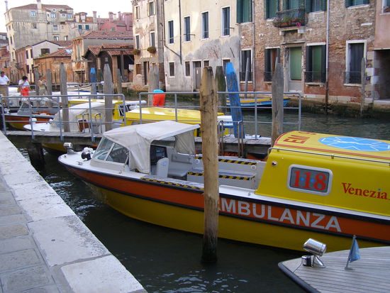 Sogar die Ambulanz kommt per Boot, wie auch die Müllabfuhr, Feuerwehr, Polizei etc.