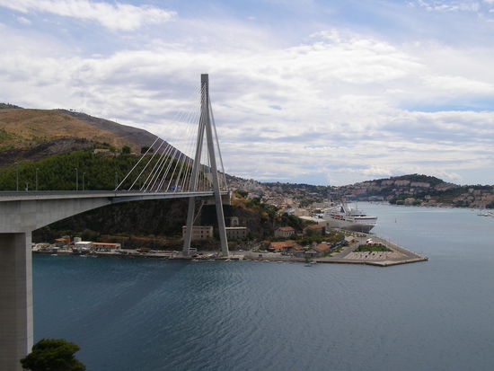 Nach der Überquerung der Brücke mit Kurs Richtung Norden