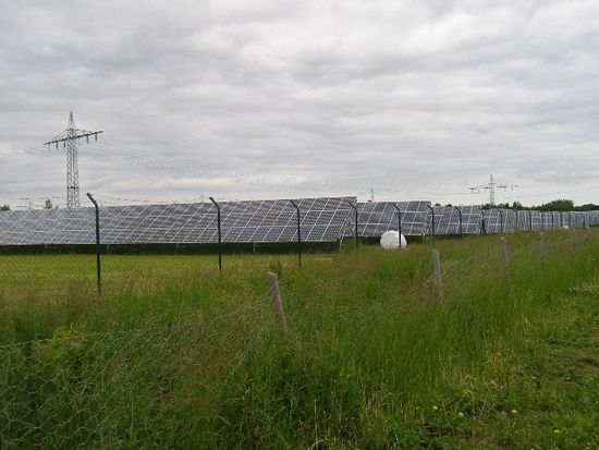 eine große Photovoltaikanlage am Wegesrand